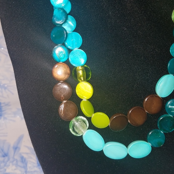 Glass pearlescent statement necklace - Picture 5 of 8